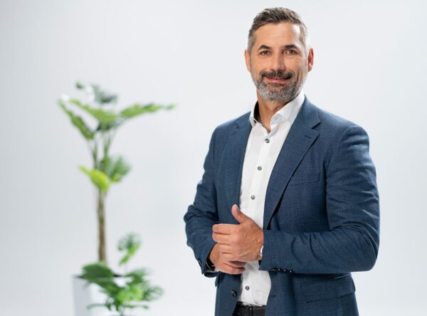 <b>Dirk Henkies</b><br>Head of Corporate Development, blau direkt